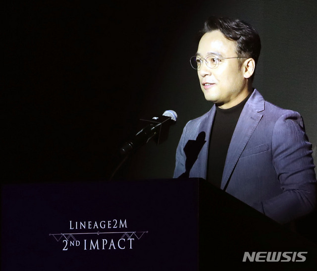 【서울=뉴시스】박주성 기자 = 5일 오전 서울 역삼동 '더 라움'에서 열린 리니지2M 미디어 쇼케이스 '2nd IMPACT'에서 엔씨(NC) 김택진 CCO가 키노트 발표를 하고 있다.&nbsp; 엔씨(NC)는 이날 신작 모바일 MMORPG '리니지2M'의 상세 정보를 공개하고 오후 12시부터 사전예약을 시작한다. 2019.09.05.&nbsp; park7691@newsis.com