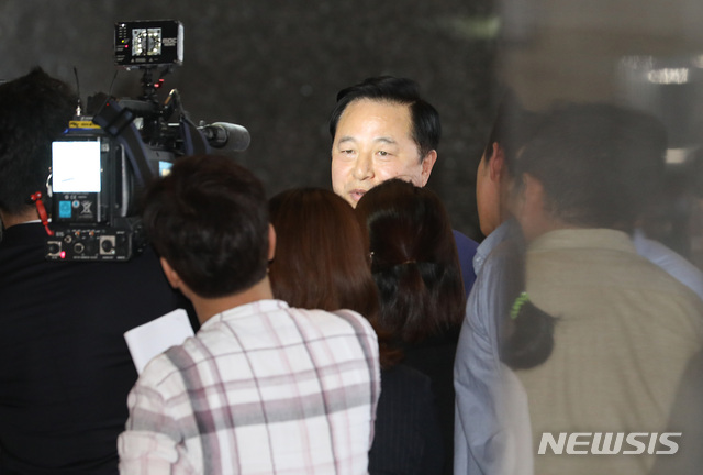 【서울=뉴시스】이종철 기자 = 더불어민주당 김두관 의원이 5일 서울 여의도 국회에서 최성해 동양대 총장 사이의 통화 문제에 대한 기자들의 질문에 답하고 있다. 2019.09.05. jc4321@newsis.com