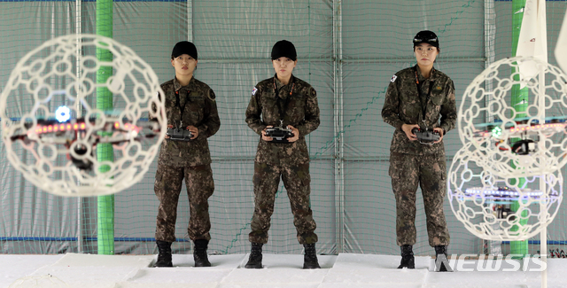 [원주=뉴시스]최진석 기자 = 5일 오전 강원 36사단 드론훈련장에서 여군 드론배틀팀 '백호나르샤' 선수들이 진지점령 훈련을 하고 있다. 제2회 육군참모총장배 드론 경연대회를 앞두고 훈련한 36사단 드론배틀팀 '백호나르샤'는 육군 여군 최초로 창단했다. 2019.09.05.myjs@newsis.com
