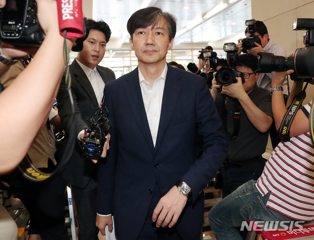 【서울=뉴시스】 이윤청 기자 = 조국 법무부 장관 후보자가 인사청문회를 하루 앞둔 5일 서울 종로구 적선현대빌딩에 마련된 인사청문회 준비사무실로 출근하고 있다. 2019.09.05.&nbsp; photo@newsis.com