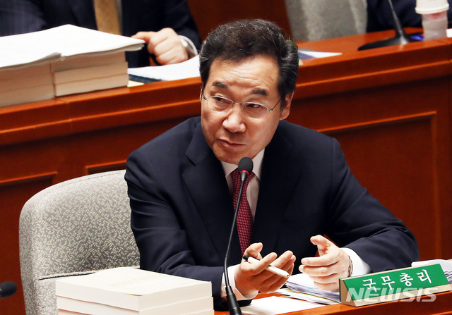 【서울=뉴시스】이종철 기자 = 5일 서울 여의도 국회에서 열린 예산결산특별위원회 제4차 전체회의에서 이낙연 총리가 조국 후보자 관련 의원 질의에 답변하고 있다. 2019.09.05.&nbsp; jc4321@newsis.com