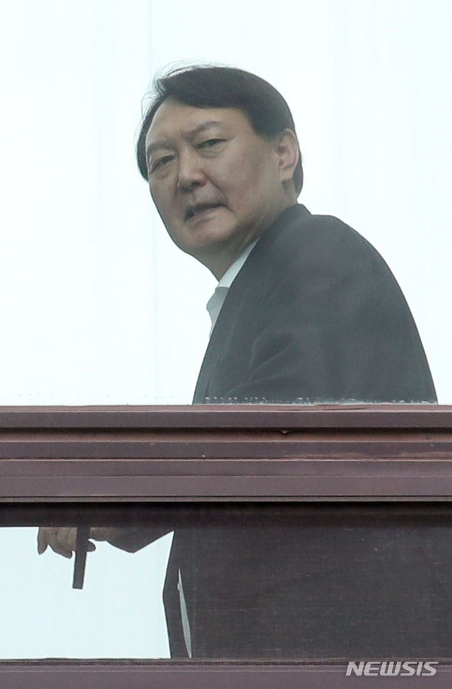 【서울=뉴시스】 김진아 기자 = 윤석열 검찰총장이 조국 법무부 장관 후보자의 인사청문회를 하루 앞둔 5일 오후 서울 서초구 대검찰청에서 점심 식사를 하기 위해 구내식당으로 향하고 있다. 2019.09.05.&nbsp; bluesoda@newsis.com