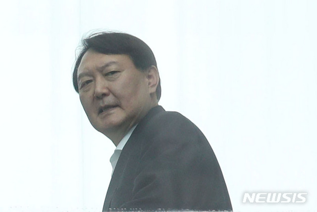 【서울=뉴시스】 김진아 기자 = 윤석열 검찰총장이 조국 법무부 장관 후보자의 인사청문회를 하루 앞둔 지난 5일 오후 서울 서초구 대검찰청에서 점심 식사를 하기 위해 구내식당으로 향하고 있다. 2019.09.05. bluesoda@newsis.com