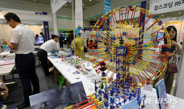 [서울=뉴시스]지난 2019년 9월5일 서울 강남구 코엑스에서 열린 에듀테크 페어에서 관람객들이 제품들을 체험하고 있다. 2019.09.05. (뉴시스DB)