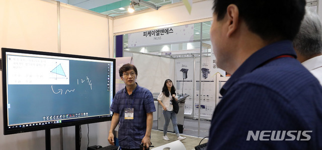 【서울=뉴시스】박주성 기자 = 5일 오전 서울 삼성동 코엑스에서 열린 '2019 이러닝 코리아 : 에듀테크페어 & 콘퍼런스'에서 관람객들이 에듀테크 제품들을 체험하고 있다. 5~7일 코엑스 3층 C홀에서 열리는 에듀테크 페어에서는 각 부처가 미래교육관(교육부) 메이커스페이스관(중소벤처기업부) 유망 스타트업 존(산업통상자원부)을 운영한다. 또 가상·증강현실 기술을 활용한 실감미디어관, 코딩·메이커 교구를 전시하는 창의융합관, 개인 맞춤형 학습 서비스를 지원하는 인공지능(AI) 학습관 등을 체험할 수 있다. 2019.09.05. park7691@newsis.com