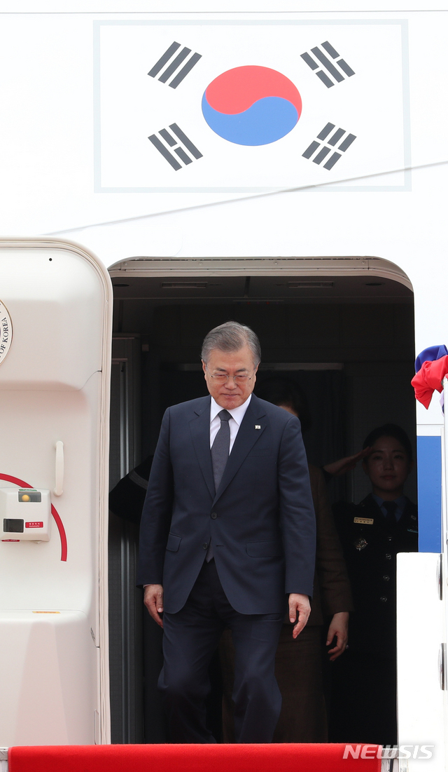 【비엔티안(라오스)=뉴시스】박진희 기자 = 문재인 대통령이 5일 동남아시아 3개국 순방 마지막 방문국인 라오스 와타이 국제공항에 도착하고 있다. 2019.09.05. pak7130@newsis.com