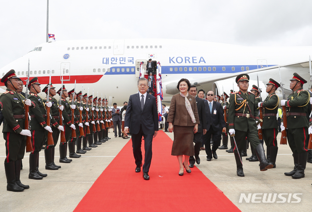 【비엔티안(라오스)=뉴시스】박진희 기자 = 문재인 대통령과 부인 김정숙 여사가 5일 동남아시아 3개국 순방 마지막 방문국인 라오스 와타이 국제공항에 도착하고 있다. 2019.09.05.&nbsp; pak7130@newsis.com