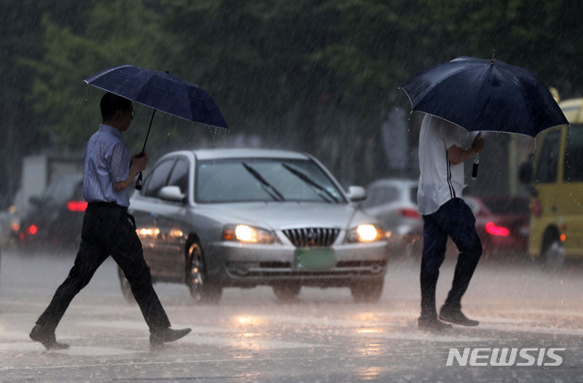 【성남=뉴시스】박미소 기자 = 전국에 가을장마가 내리고 있는 5일 오후 경기 성남시 분당구 네이버 그린팩토리 인근 거리에서 시민들이 우산을 쓰고 걸어가고 있다. 기상청은 제13호 태풍 '링링'이 오는 6일부터 7일까지 우리나라 전역에 영향을 미칠 것으로 밝혔다.2019.09.05. misocamera@newsis.com