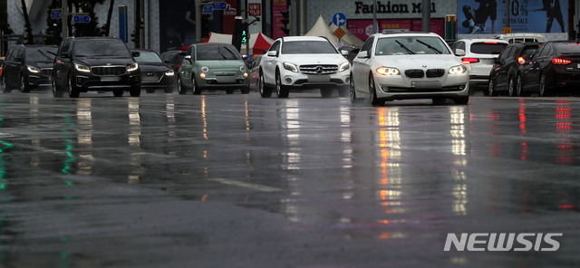 【서울=뉴시스】홍효식 기자 = 태풍 링링이 북상하고 가을비가 내리던 지난 5일 오후 서울 중구 동대문디자인플라자 앞 도로에서 차량들이 전조등을 켠 채 운행하고 있다. 2019.09.05. yesphoto@newsis.com