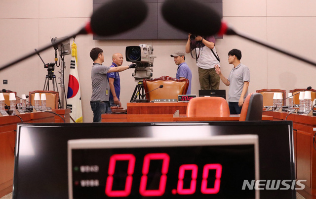 【서울=뉴시스】이종철 기자 = 5일 오후 서울 여의도 국회 법사위 전체회의실에서 방송사 관계자들이 조국 법무부 장관 후보자 인사청문회 중계 준비를 하고 있다. 2019.09.05. jc4321@newsis.com