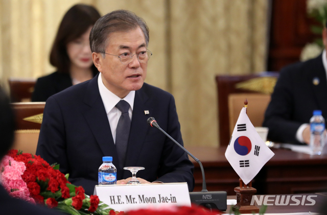 【비엔티안(라오스)=뉴시스】박진희 기자 = 라오스를 국빈 방문중이 문재인 대통령이 5일 라오스 대통령궁에서 분냥 보라칫 대통령과 '한-라오스 정상회담'을 하고 있다. 2019.09.05.&nbsp; pak7130@newsis.com