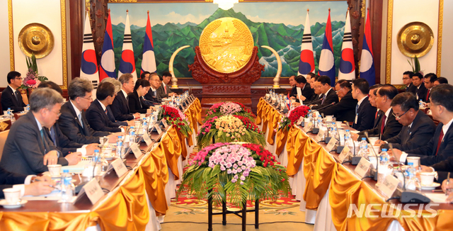 【비엔티안(라오스)=뉴시스】박진희 기자 = 라오스를 국빈 방문중이 문재인 대통령이 5일 라오스 대통령궁에서 분냥 보라칫 대통령과 '한-라오스 정상회담'을 하고 있다. 2019.09.05.&nbsp; pak7130@newsis.com