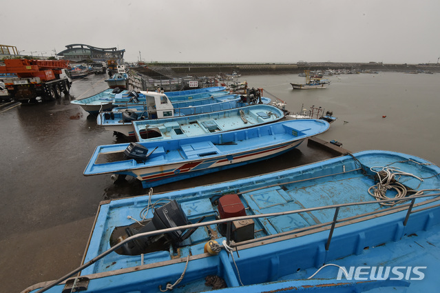 【화성=뉴시스】 김종택 기자 = 제13호 태풍 '링링'이 서해안을 강타할것으로 예상되자 5일 오후 경기 화성시 궁평항 어선들이 육지로 옮겨져 있다. 2019.09.05.semail3778@naver.com