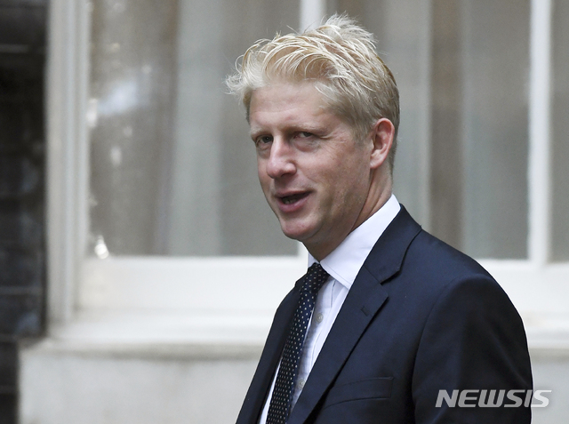 【런던=AP/뉴시스】 보리스 존슨(55) 영국 총리의 동생인 조 존슨(48) 기업부 부장관이 5일(현지시간) 각료직과 하원의원에서 모두 사퇴하겠다고 밝혔다. 사진은 4일 런던 다우닝가 10번지 총리관저에 도착한 존슨 부장관의 모습. 2019.9.6.