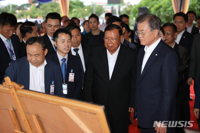 【비엔티안(라오스)=뉴시스】박진희 기자 = 라오스를 국빈 방문 중인 문재인 대통령이 5일 라오스 비엔티안 메콩강변 사업현장에서 열린 '한-메콩 관계 발전 비전' 발표식에 참석해 메콩강 개발 사진을 보며 설명을 듣고 있다. 2019.09.05.  pak7130@newsis.com