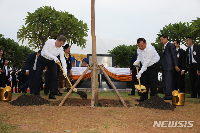 【비엔티안(라오스)=뉴시스】박진희 기자 = 라오스를 국빈 방문 중인 문재인 대통령이 5일 라오스 비엔티안 메콩강변에서 '한-메콩 관계 발전 비전'을 발표를 마치고 분냥 보라칫 대통령과 함께 장미목을 식수하고 있다. 2019.09.05.&nbsp; pak7130@newsis.com 