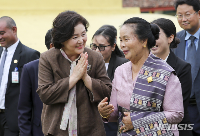 【비엔티안(라오스)=뉴시스】박진희 기자 = 라오스를 국빈방문 중인 김정숙 여사가 캄믕 라오스 대통령 영부인과 5일 라오스 비엔티안에 위치한 탓루앙 사원을 관람하고 있다. 2019.09.05. photo@newsis.com