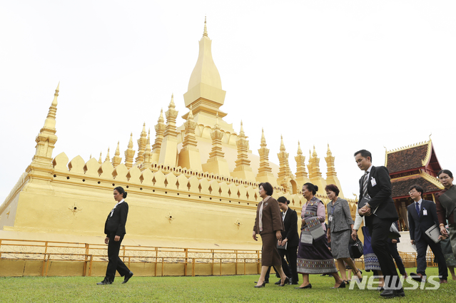 【비엔티안(라오스)=뉴시스】박진희 기자 = 라오스를 국빈방문 중인 김정숙 여사가 캄믕 라오스 대통령 영부인과 5일 라오스 비엔티안에 위치한 탓루앙 사원을 관람하고 있다. 2019.09.05. photo@newsis.com