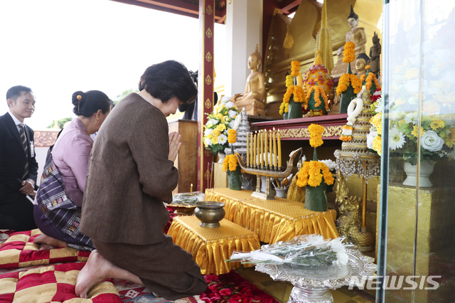 【비엔티안(라오스)=뉴시스】박진희 기자 = 라오스를 국빈방문 중인 김정숙 여사가 캄믕 라오스 대통령 영부인과 5일 라오스 비엔티안에 위치한 탓루앙 사원 제단에 올라 불상에 합장 기도를 올리고 있다. 2019.09.05. photo@newsis.com
