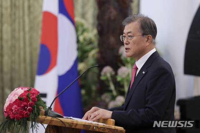 【비엔티안(라오스)=뉴시스】박진희 기자 = 라오스를 국빈방문 중인 문재인 대통령이 5일 라오스 대통령궁에서 열린 국빈만찬에서 분냥 보라칫 대통령의 만찬사에 대한 답사를 하고 있다. 2019.09.05. photo@newsis.com