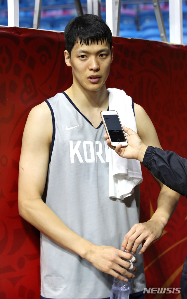 【광저우(중국)=뉴시스】김선웅 기자 = 대한민국 농구대표팀 김선형이 2019 FIBA 농구월드컵 순위결정전(17위-32위) 중국과의 경기를 하루 앞둔 5일(현지시간) 중국 광저우 체육관에서 훈련을 마친 후 인터뷰를 하고 있다. 2019.09.05. mangusta@newsis.com