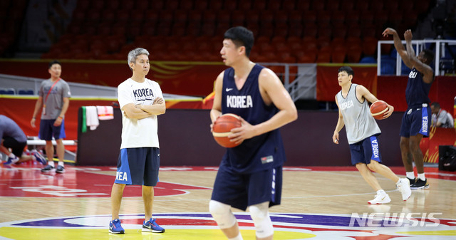 【광저우(중국)=뉴시스】김선웅 기자 = 대한민국 농구대표팀 김상식 감독이 2019 FIBA 농구월드컵 순위결정전(17위-32위) 중국과의 경기를 하루 앞둔 5일(현지시간) 중국 광저우 체육관에서 훈련을 지도하고 있다. 2019.09.05.   mangusta@newsis.com