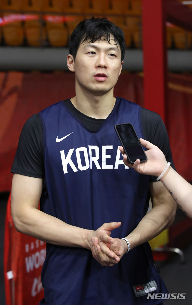 【광저우(중국)=뉴시스】김선웅 기자 = 대한민국 농구대표팀 이정현이 2019 FIBA 농구월드컵 순위결정전(17위-32위) 중국과의 경기를 하루 앞둔 5일(현지시간) 중국 광저우 체육관에서 훈련을 마친 후 인터뷰를 하고 있다. 2019.09.05.   mangusta@newsis.com