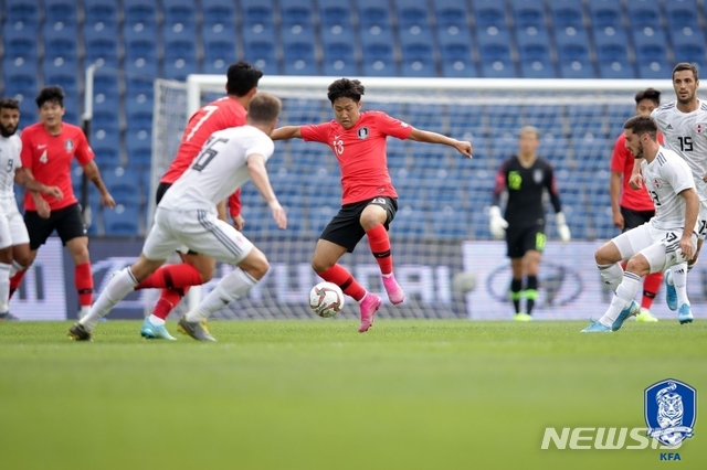【이스탄불(터키)=뉴시스】이강인(발렌시아)이 5일 오후 10시30분(한국시간) 터키 이스탄불 바샥셰히르 파티흐 테림 스타디움에서 열린 조지아와의 평가전에서 선발로 출전해 후반 26분까지 71분을 소화했다. 만 18세198일에 A매치 데뷔전을 치른 이강인은 역대 최연소 출전 7번째에 이름을 올렸다. (사진 = 대한축구협회 제공)