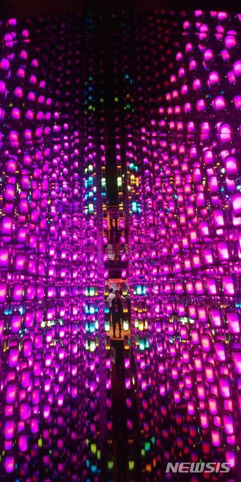 【베를린(독일)=뉴시스】 김종민 기자 = 하만이 6일부터 독일 베를린에서 열리는 유럽 최대 가전전시회 ‘IFA 2019’에서 JBL 펄스4 블루투스 스피커 수백대를 활용해 관람객들에게 볼거리를 제공하고 있다. jmkim@newsis.com&nbsp; 