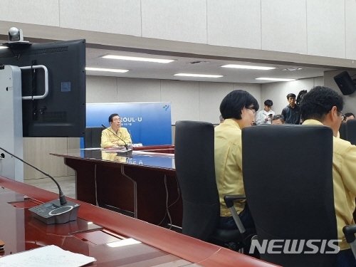 【서울=뉴시스】윤슬기 기자 = 박원순 서울시장은 6일 오전 10시 시청 충무기무실(지하3층)에서 열린 '태풍 링링 대비 긴급 대처상황 점검회의'에 참석해 시의 대비상황을 보고받았다. 2019.09.06. yoonseul@newsis.com