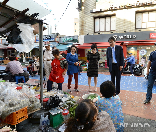 【서울=뉴시스】 2017년 추석 이창우 구청장이 남성역 골목시장을 방문해 상인들과 덕담을 나누고 있다. 2019.09.06. (사진=동작구 제공)
