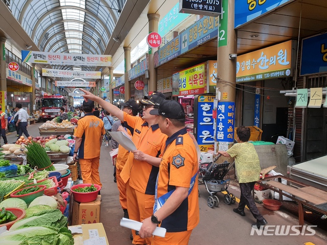 【대구=뉴시스】대구소방안전본부 관계자들이 전통시장에 대한 안전점검 활동을 펼치고 있다. 뉴시스DB. 2022.11.30. photo@newsis.com