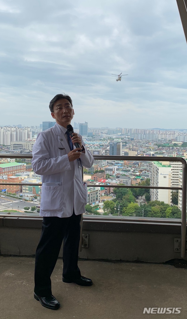 【수원=뉴시스】임재희 기자 = 이국종 경기 남부 권역외상센터장이 6일 낮 경기 수원시 아주대학교병원 옥상 헬리패드 아래 공간에서 응급의료 전용헬기(닥터헬기)를 설명하고 있다. 2019.09.06. limj@newsis.com