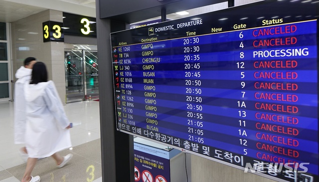 【제주=뉴시스】배상철 기자 = 제13호 태풍 ‘링링’의 영향으로 6일 오후 제주공항 항공편 운항에 차질을 빚고 있다. 2019.09.06.bsc@newsis.com