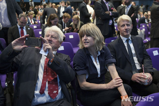 【런던=AP/뉴시스】 지난 7월 보리스 존슨 영국 총리의 취임식 날 함께 모여 앉아있는 그의 가족들. 왼쪽부터 아버지 스탠리 , 여동생 레이첼, 남동생 조. 존슨 총리와 달리 그의 가족은 친(親)EU파로 알려졌다. 레이첼 존슨은 5일(현지시간)트위터에 "우리 가족은 식사 자리에서 브렉시트에 대한 이야기를 피한다. 총리를 집단 따돌림하고 싶지 않기 때문이다"고 말했을 정도다. 2019.9.6.