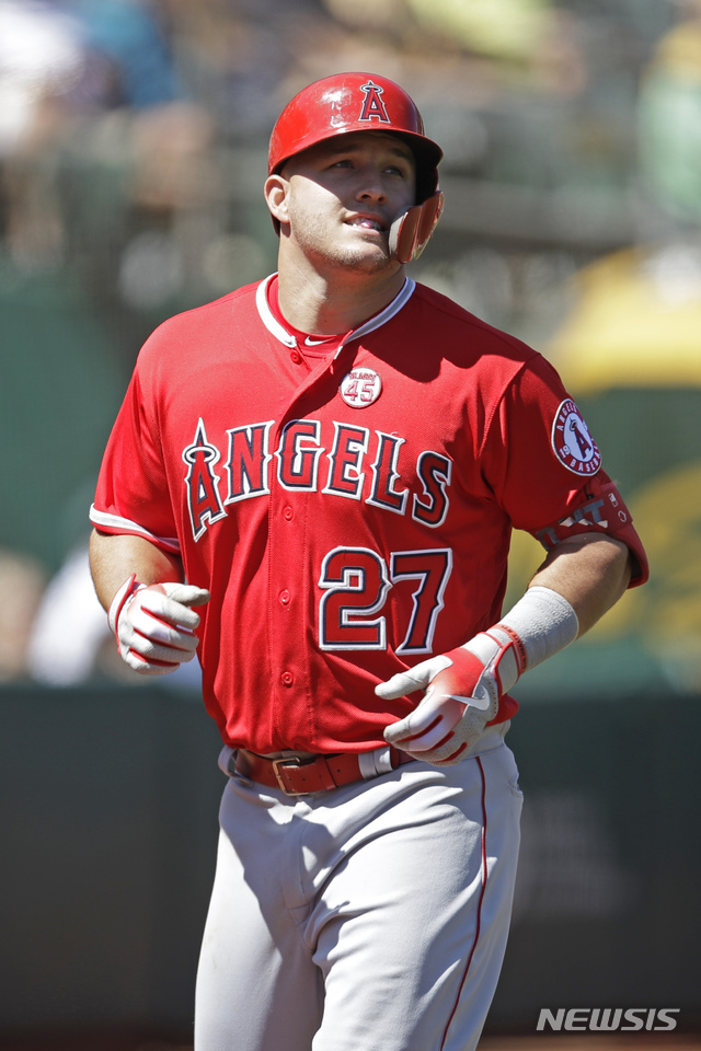 【오클랜드=AP/뉴시스】 LA 에인절스의 마이크 트라웃이 6일(한국시간) 미국 캘리포니아주 오클랜드 콜리세움에서 열린 2019 메이저리그(MLB) 오클랜드 애슬레틱스와의 경기에서 3회초 중월 투런포를 때려낸 후 그라운드를 돌고 있다.