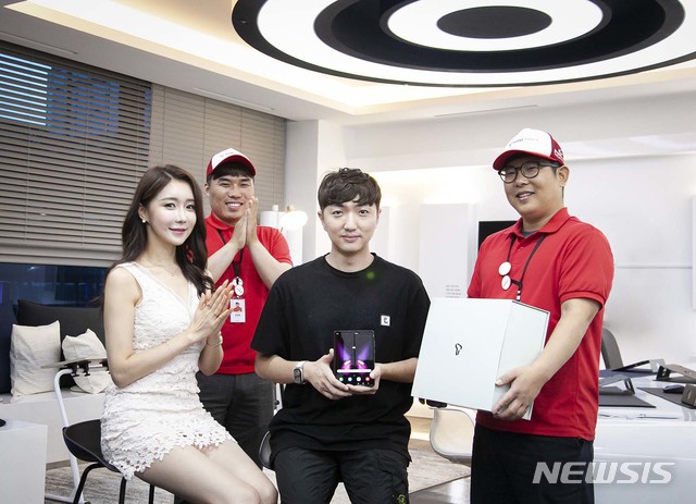 【서울=뉴시스】SK텔레콤은 6일 ‘갤럭시 폴드 5G’의 당일 개통을 완료한다고 밝혔다.&nbsp; 5일 하루 동안 진행된 예약판매가 15분 만에 마감돼 전국 예약고객들은 SKT의 ‘오늘도착’ 서비스로 6일부터 순차적으로 개통을 받을 수 있다. 사진은 갤럭시 폴드 5G 행운의 고객 안진우씨가 ‘오늘도착’ 라이더로부터 단말을 배송받는 모습. 2019.09.06. (사진=SK텔레콤 제공)&nbsp; photo@newsis.com