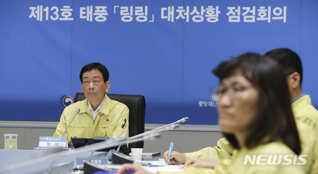 【서울=뉴시스】최진석 기자 = 진영 행정안전부 장관이 6일 오전 종로구 세종로 정부서울청사 상황센터에서 열린 '제13회 태풍 '링링' 대처상황 점검회의'에서 기상청의 보고를 받고 있다.기상청은 "태풍이 강해져 바람이 더욱 강해지는 경향을 보이고 있으며 바람의 영향이 매우 작용 한다"고 밝히며 "오늘 오후 제주도와 남부지방부터 점차 바람이 매우 강해지며 7일은 중부지방에 태풍 바람이 불 것으로 예상"했다. 2019.09.06.myjs@newsis.com