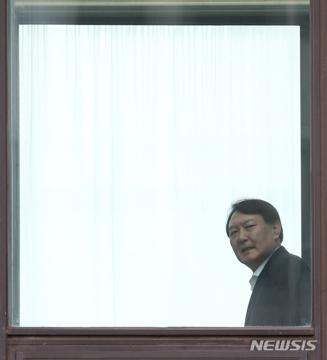 【서울=뉴시스】 김진아 기자 = 윤석열 검찰총장이 조국 법무부 장관 후보자의 인사청문회를 하루 앞둔 지난 5일 오후 서울 서초구 대검찰청에서 점심 식사를 하기 위해 구내식당으로 향하고 있다. 2019.09.07. bluesoda@newsis.com