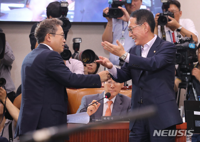 【서울=뉴시스】박영태 기자 = 6일 오전 국회에서 열린 법사위 조국 법무부 장관 인사청문회에서 더불어민주당 소속 송기헌 의원(왼쪽)이 여상규 법사위원장에게 의사진행 발언과 관련해 항의하자 자유한국당 소속 김도읍 간사가 자리로 돌아갈 것을 요구하고 있다. 2019.09.06. photo@newsis.com