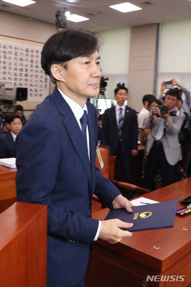 【서울=뉴시스】박영태 기자 = 6일 오전 국회 법제사법위원회에서 열린 조국 법무부장관 후보자에 대한 인사청문회에서 조 후보자가 선서문을 제출하기 위해 이동하고 있다. 2019.09.06. photo@newsis.com