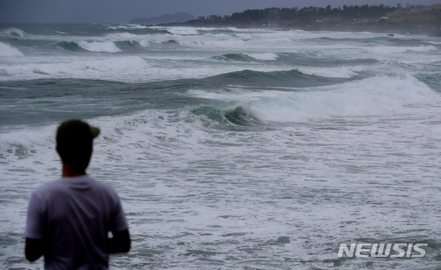 【서귀포=뉴시스】우장호 기자 = 제13호 태풍 '링링'(LINGLING)이 우리나라를 향해 북상 중인 6일 오전 제주 서귀포시 중문 색달해수욕장에 커다란 파도가 몰아치고 있다. 2019.09.06. woo1223@newsis.com