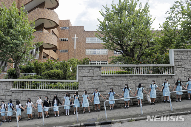 【홍콩=AP/뉴시스】6일(현지시간) 홍콩의 메리놀 컨벤트 학교 밖에서 학생들이 인간 사슬을 형성하고 있다. 캐리 람 홍콩 행정장관은 시위를 촉발한 송환 법안을 철회하기로 한 결정은 중국 정부의 지시가 아니라 난국을 타개하기 위한 자신의 결정이라고 말했다. 2019.09.06.