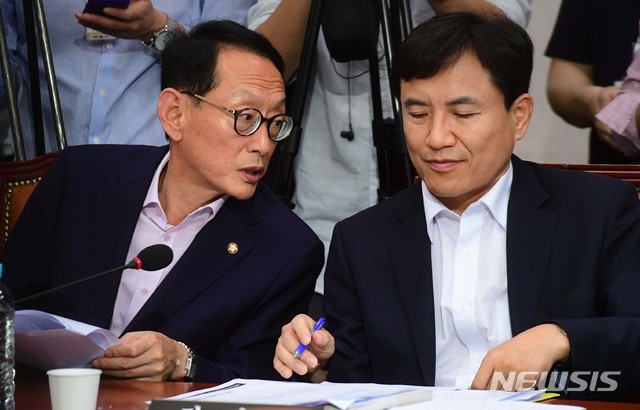 【서울=뉴시스】박영태 기자 = 자유한국당 김도읍(왼쪽), 김진태 의원이 6일 서울 여의도 국회에서 열린 조국 법무부 장관 후보자 인사청문회에서 대화를 하고 있다. 2019.09.06.&nbsp; photo@newsis.com