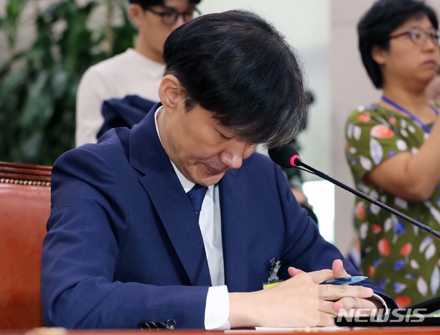 【서울=뉴시스】박영태 기자 = 조국 법무부장관 후보자가 6일 서울 여의도 국회에서 열린 인사청문회에서 박지원의원이 '두개의 조국'이 있다고 질의하자 고개를 숙이고 있다. 이날 조국 후보자에 대한 청문회는 딸 입시·사모펀드·웅동학원 문제가 쟁점이다. 2019.09.06. photo@newsis.com