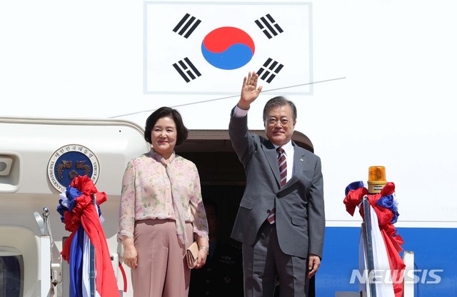 【비엔티안(라오스)=뉴시스】박진희 기자 = 라오스 국빈 방문을 마친 문재인 대통령과 부인 김정숙 여사가 6일 라오스 와타이 국제공항에서 환송 인사들에 손인사를 하고 있다. 2019.09.06.&nbsp; pak7130@newsis.com