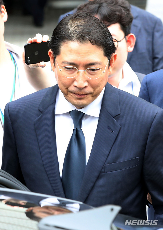 [서울=뉴시스]홍효식 기자 = 200억 원대 배임·횡령 혐의로 기소돼 1심에서 징역 2년을 선고받은 조현준 효성 회장이 지난해 9월6일 서울 서초구 서울중앙지법에서 열린 1심 선고 공판에 출석한 뒤 법정을 나서고 있다. 2019.09.06. yesphoto@newsis.com