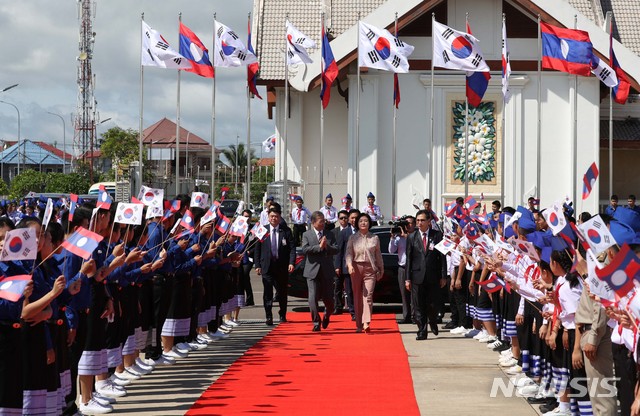 【비엔티안(라오스)=뉴시스】박진희 기자 = 라오스 국빈 방문을 마친 문재인 대통령과 부인 김정숙 여사가 6일 라오스 와타이 국제공항에서 환송식을 하고 있다. 2019.09.06.&nbsp; pak7130@newsis.com