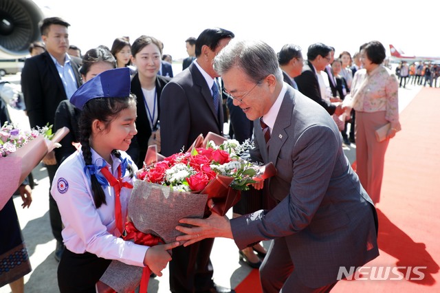 【비엔티안(라오스)=뉴시스】박진희 기자 = 라오스 국빈방문 일정을 마친 문재인 대통령이 6일 오전(현지시간) 비엔티안 와타이 국제공항에서 전용기에 오르기 전 화동으로부터 꽃다발을 받고 있다. 2019.09.06.&nbsp; pak7130@newsis.com
