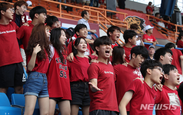 [서울=뉴시스] 코로나19 이전인 지난 2019년 9월6일 오전 서울 양천구 목동야구장에서 열린 '2019 고연전' 야구 경기에서 고려대학교 학생들과 외국인 유학생들이 열띤 응원을 펼치고 있다. (사진=뉴시스DB). 2022.04.20. photo@newsis.com